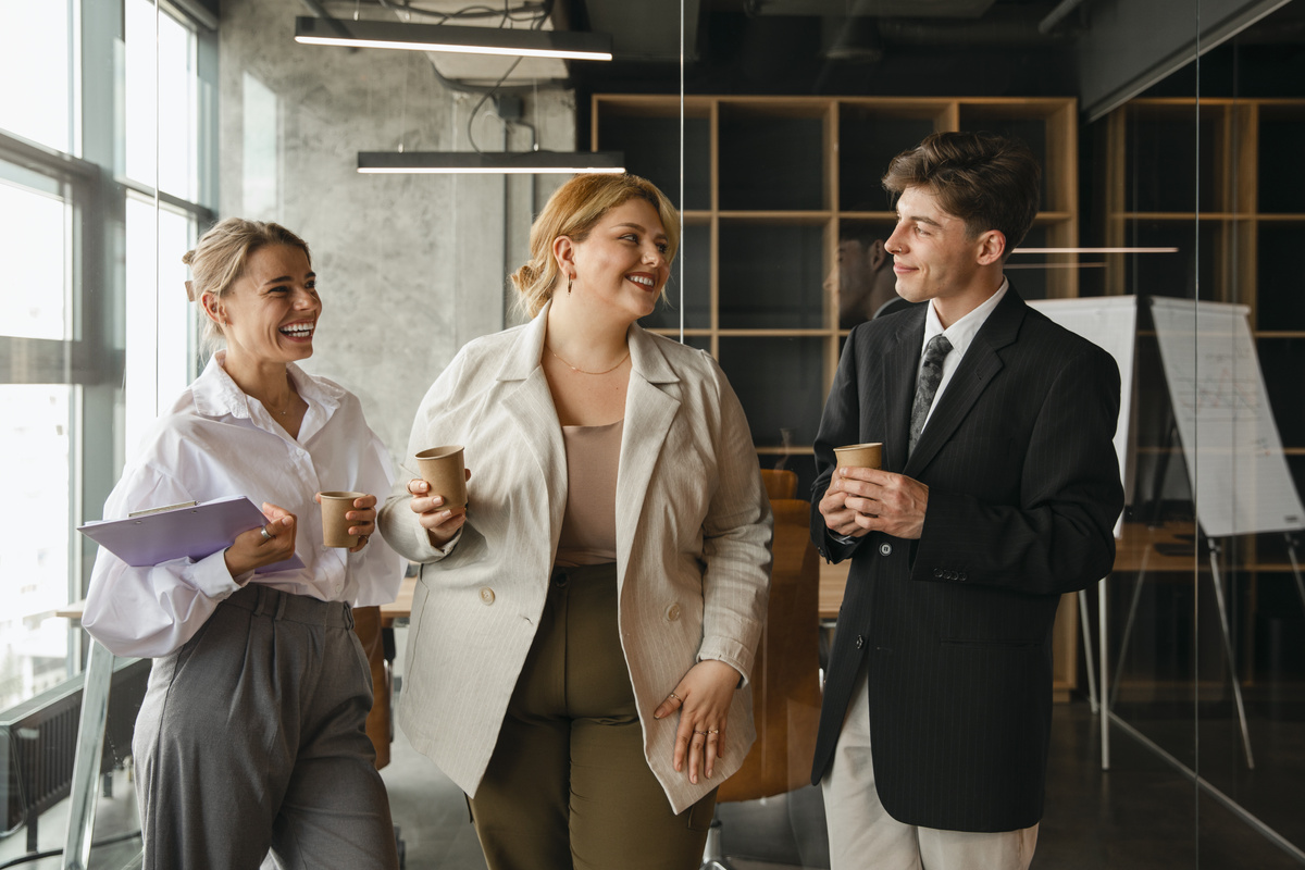 plus-size-woman-business-woman-working-with-colleagues-professional-office-1