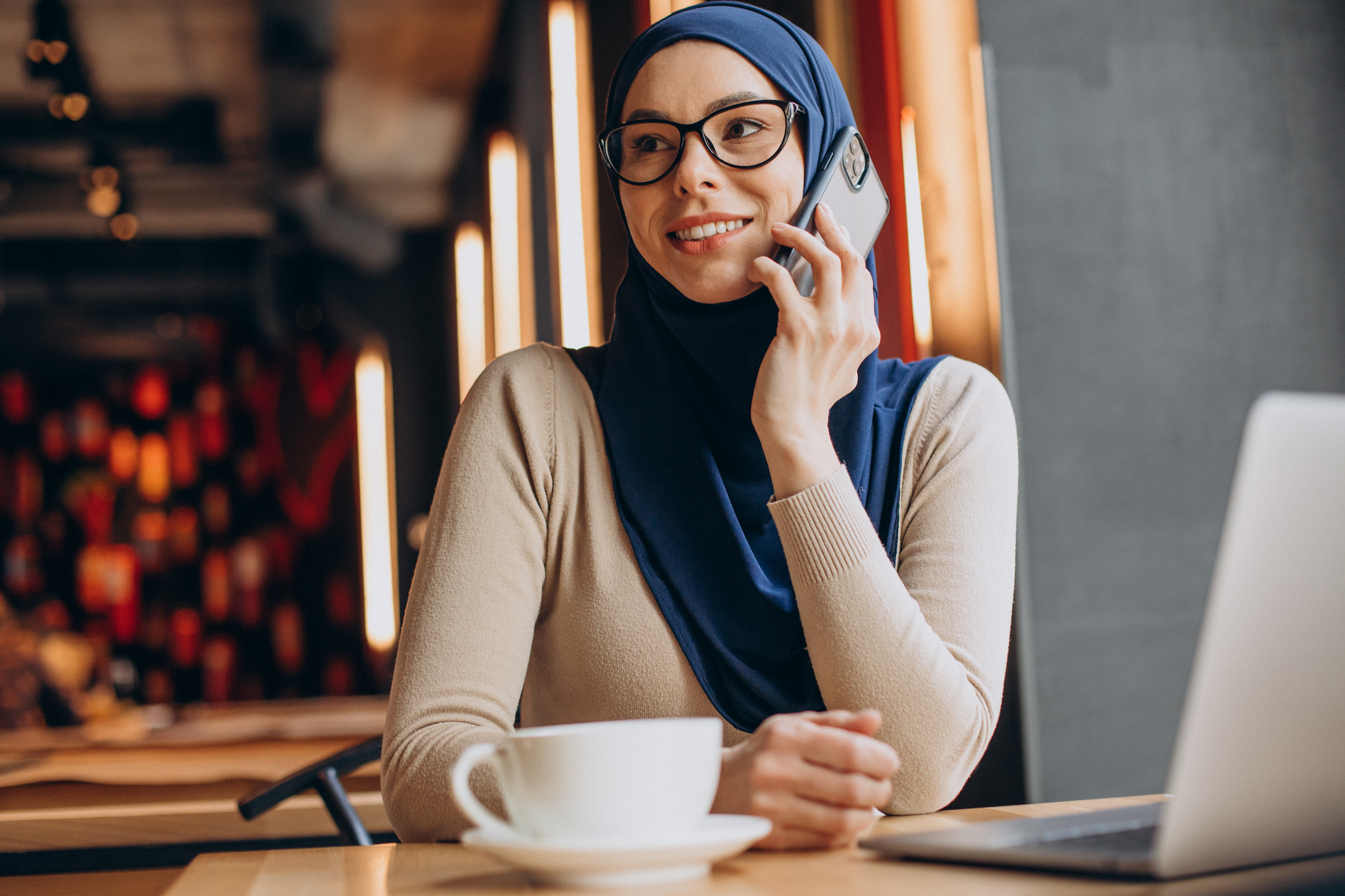 muslim-business-woman-working-computer-cafe